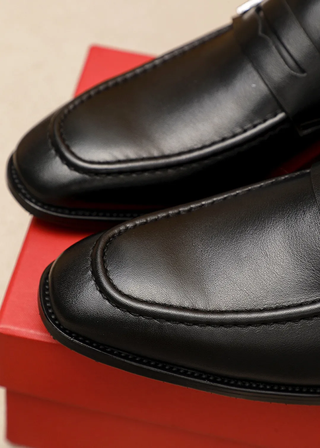 Men's shoes 💰460 💐 Product trademark: Ferragamo "Ferragamo" casual leather shoes Regular size: 38-44 (45.46🉑️customized) Product materials: Selected imported first-layer calfskin upper + luxury hardware buckle, imported water-dyed cowhide leather lining. Strong three-dimensional visual effect, original outsole color: 2⃣️seed leather materials optional
